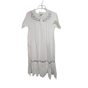 NWOT Gold Coast White Cotton Embroidered Floral Nightgown Ruffled Size Medium.
